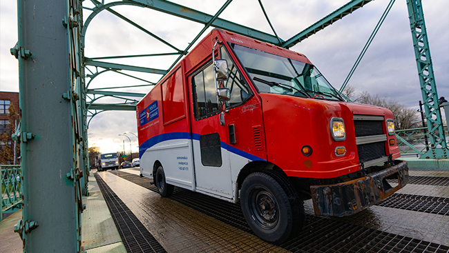 Jobs minister presses Canada Post, workers to reach a deal